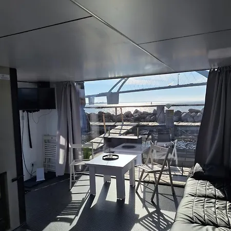 Houseboat Of Grimm-3